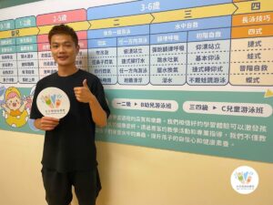 怕水兒童的游泳教學實錄，台中水天使教練阿志老師在泳池陪伴孩子適應水感、學會漂浮