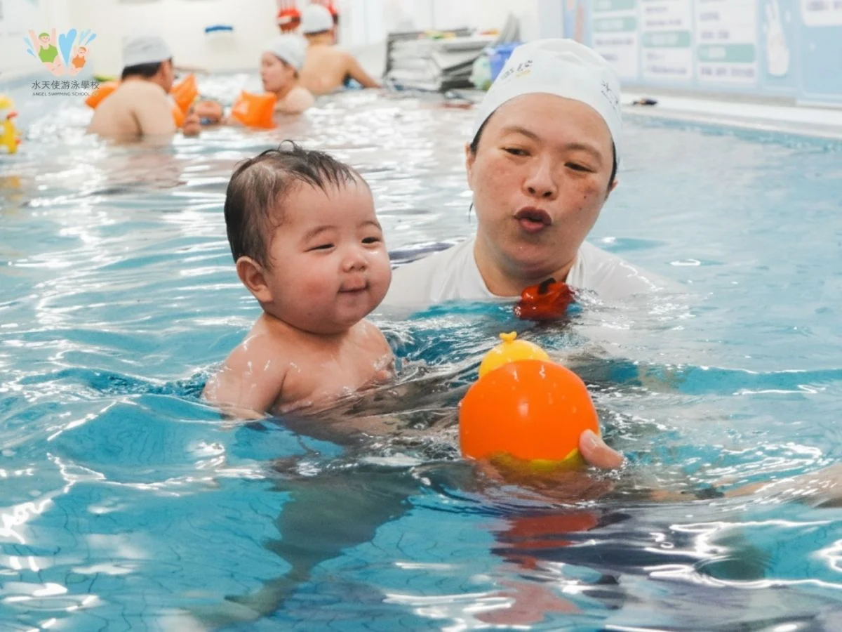 水天使游泳學校的專業教練引導寶寶進行水中感覺統合訓練，透過觸覺與平衡覺開發大腦潛能。