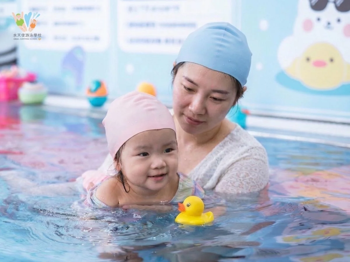 台中游泳課怎麼選？親子游泳課實際上課溫馨情境