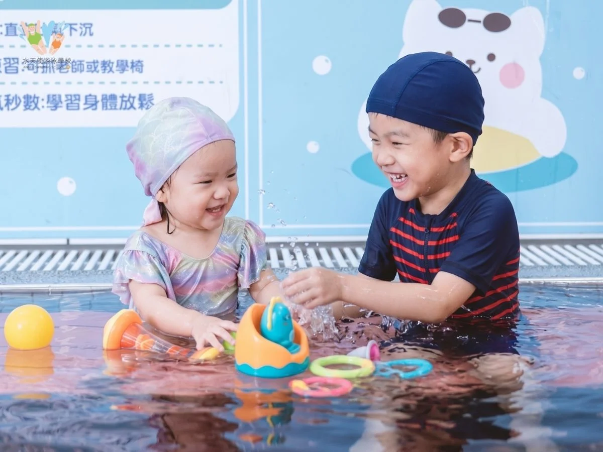 什麼樣的孩子適合玩水？幼兒在泳池開心玩水建立安全感與感官發展
