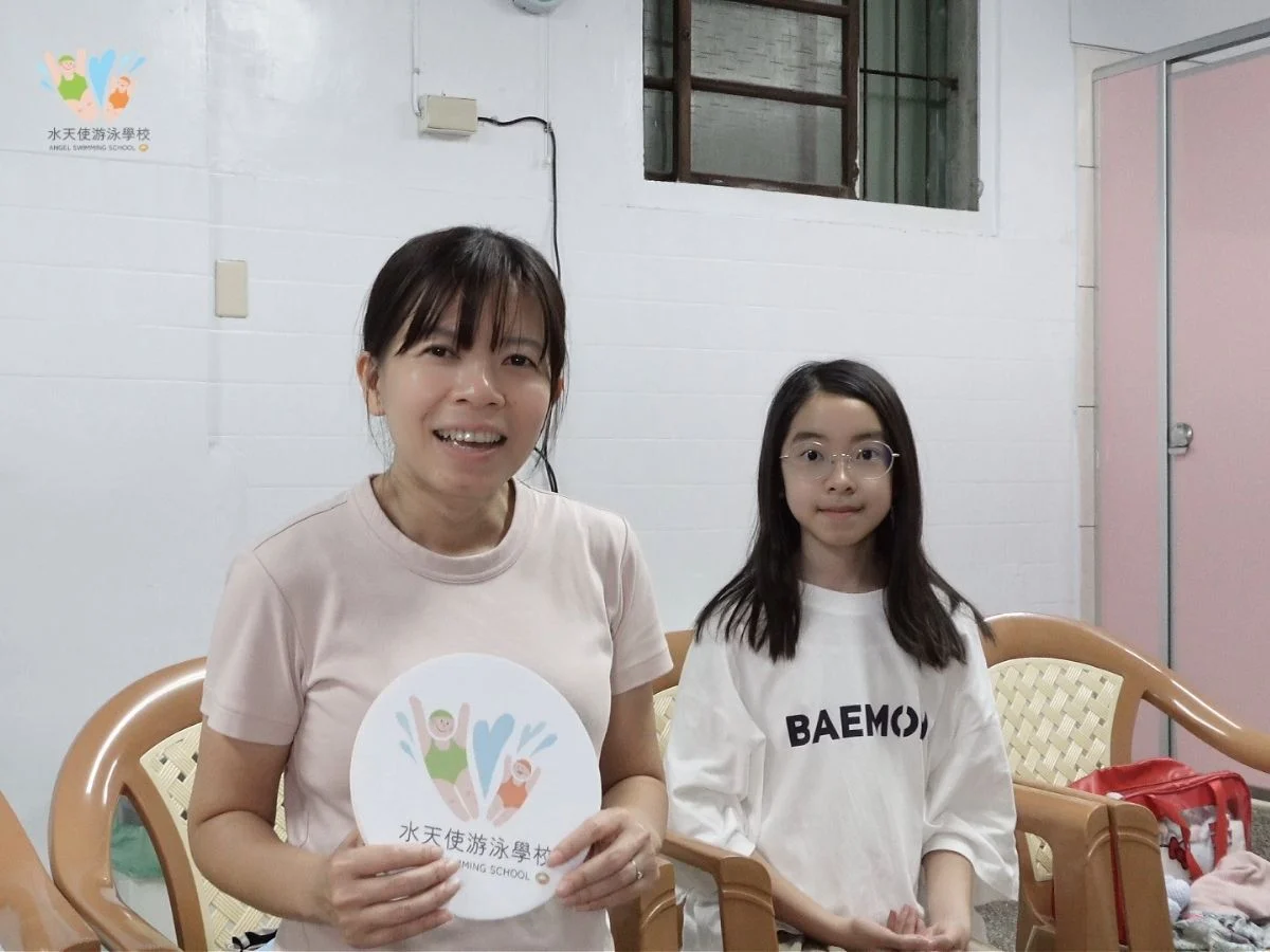 怕水、特殊需求孩子適合學游泳嗎？圓圓老師分享陪伴孩子建立自信的故事｜水天使學員飛飛與家長合照，分享從抗拒游泳到逐漸期待每週上游泳課 