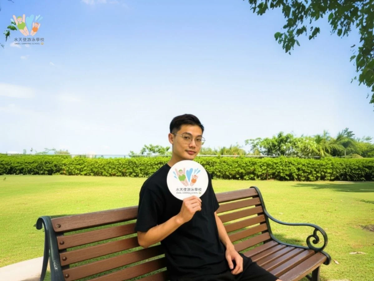 水天使游泳學校阿志老師，擁有 10 年兒童游泳教學經驗，專長陪伴慢熟型孩子建立水中安全感。